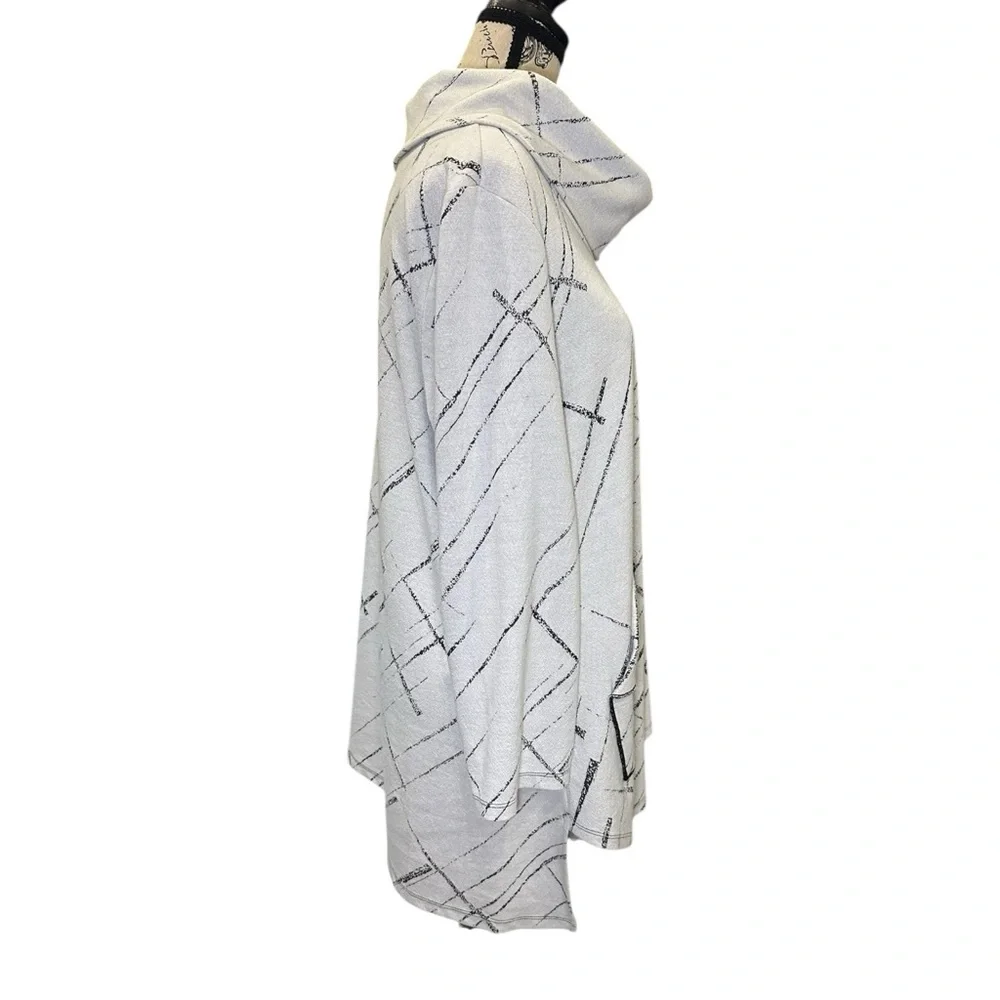 Ali Miles Geometric Artsy Tunic Top